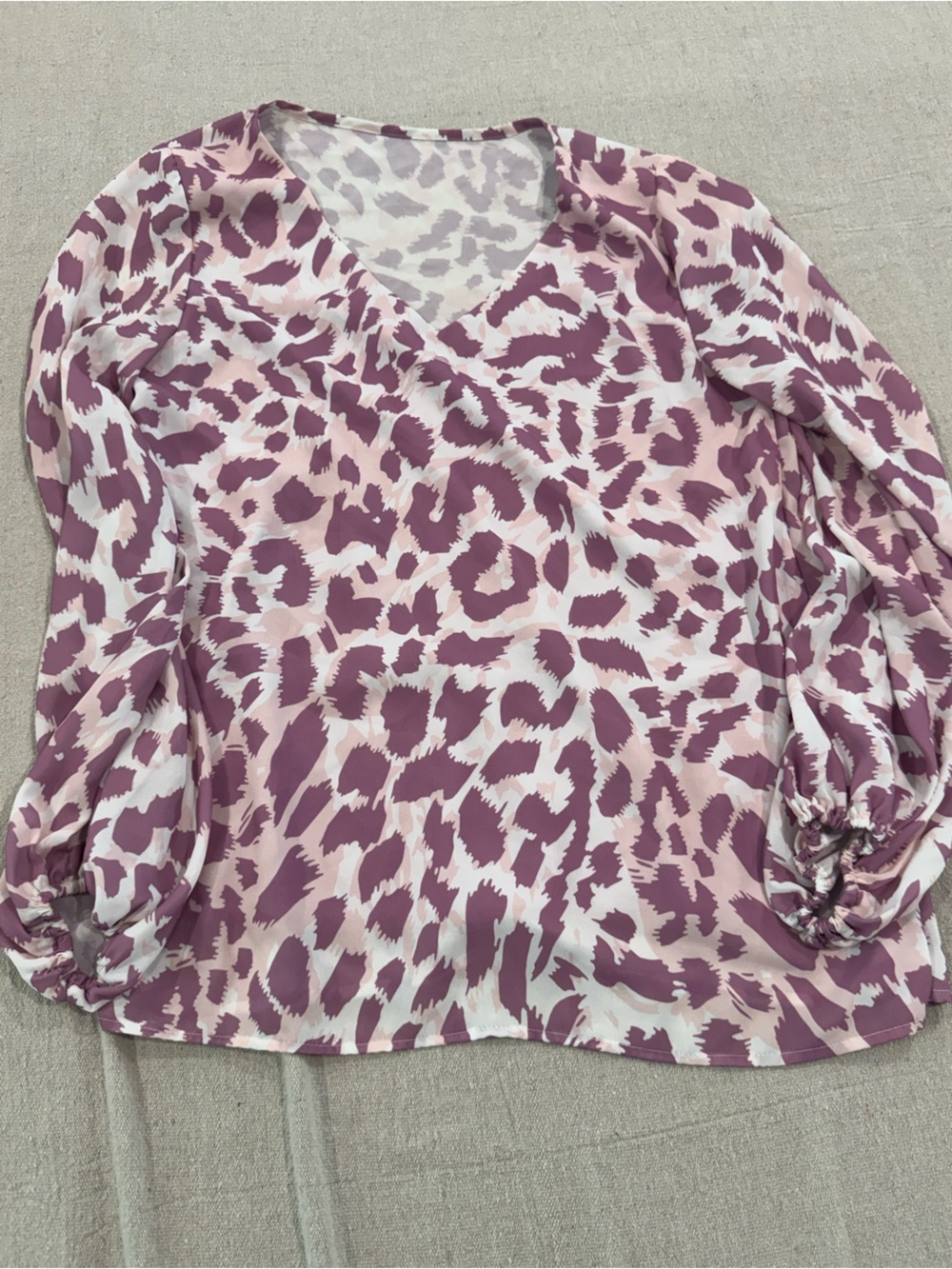 Source Unknown Mauve and White Animal Print V-Neck Blouse